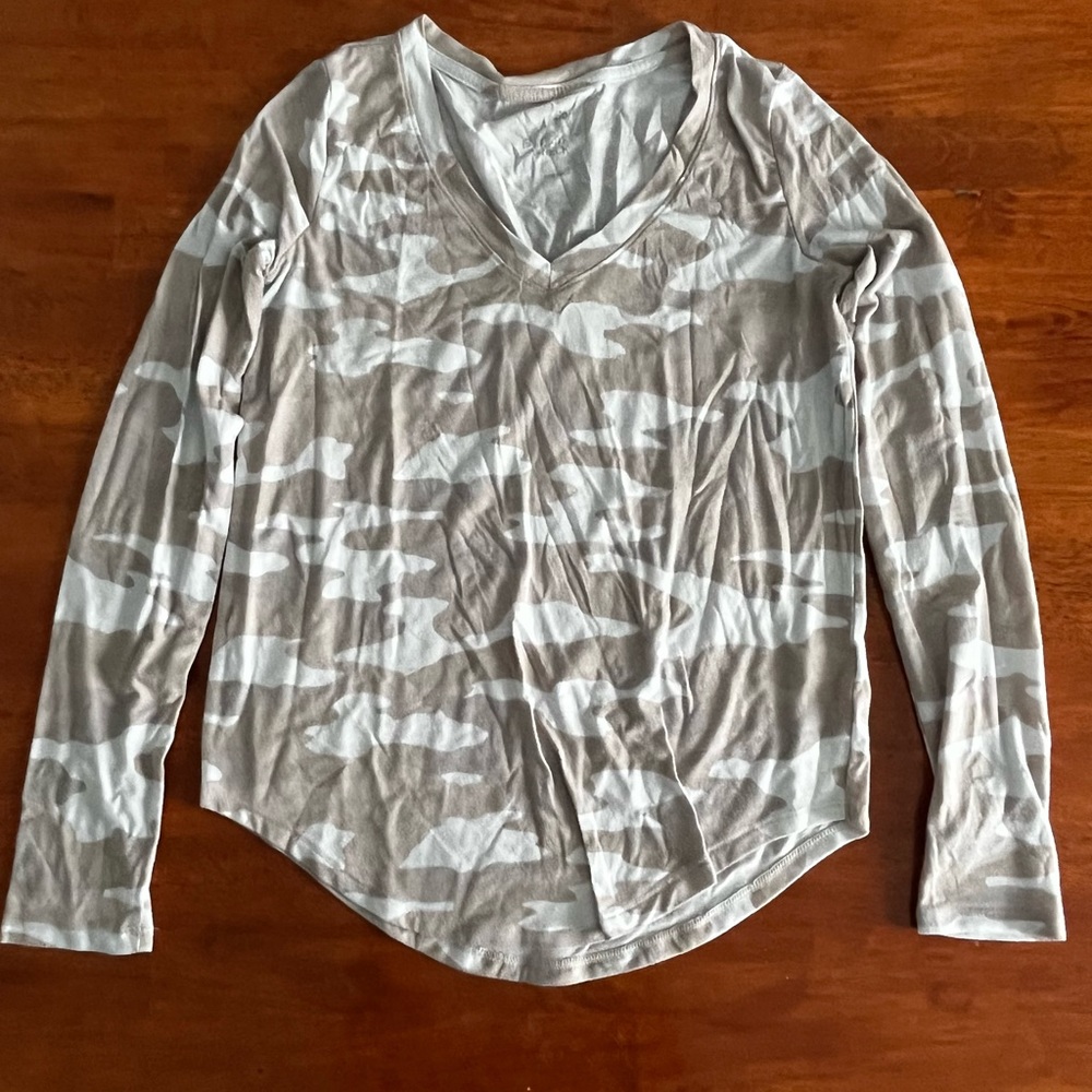 ‘So’ V-neck long sleeved shirt.